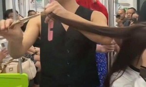 為吸粉引流，理發師在地鐵車廂里“擺拍”為女子理發，警方通報